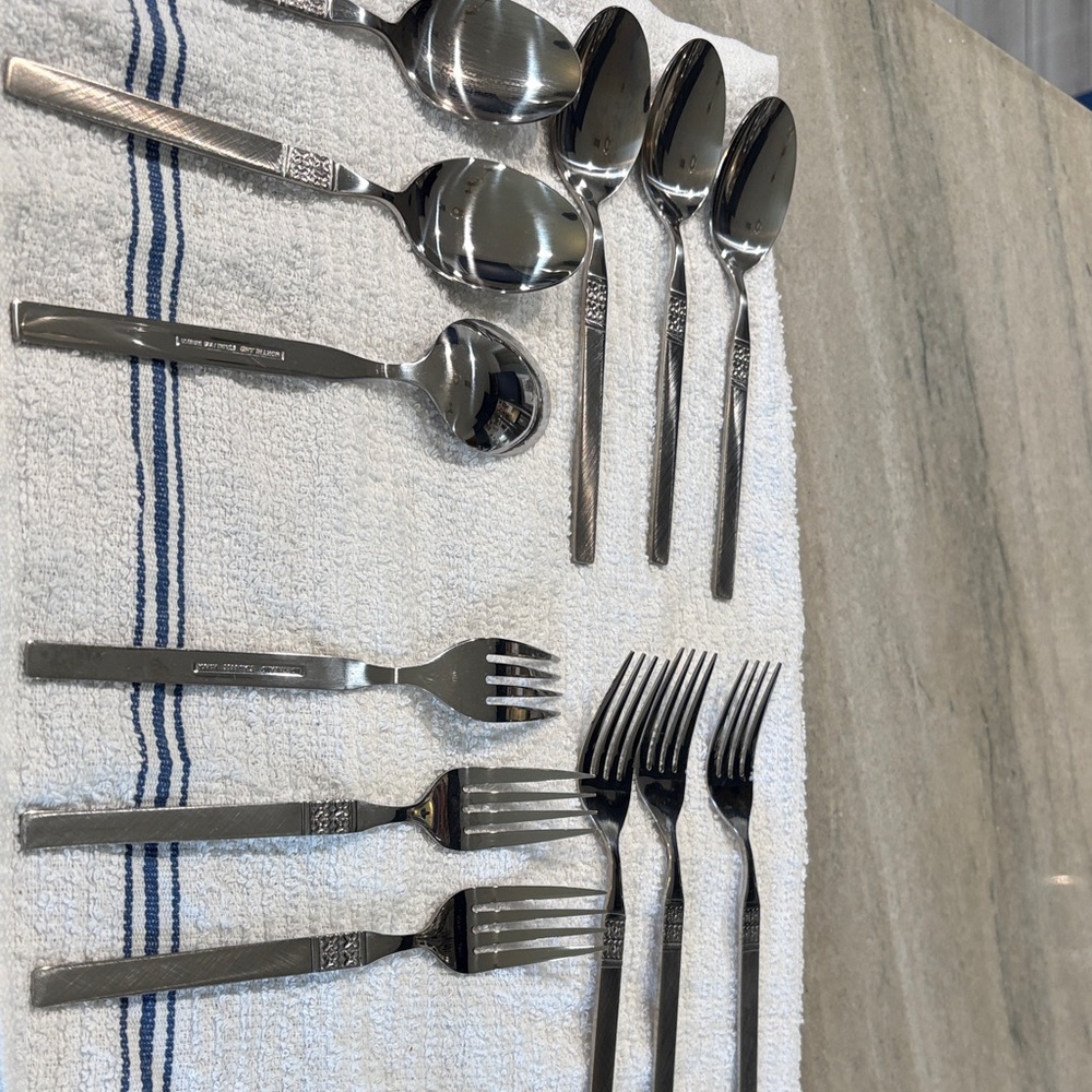 Oneida Polished Silver Stainless Steel Flatware Set